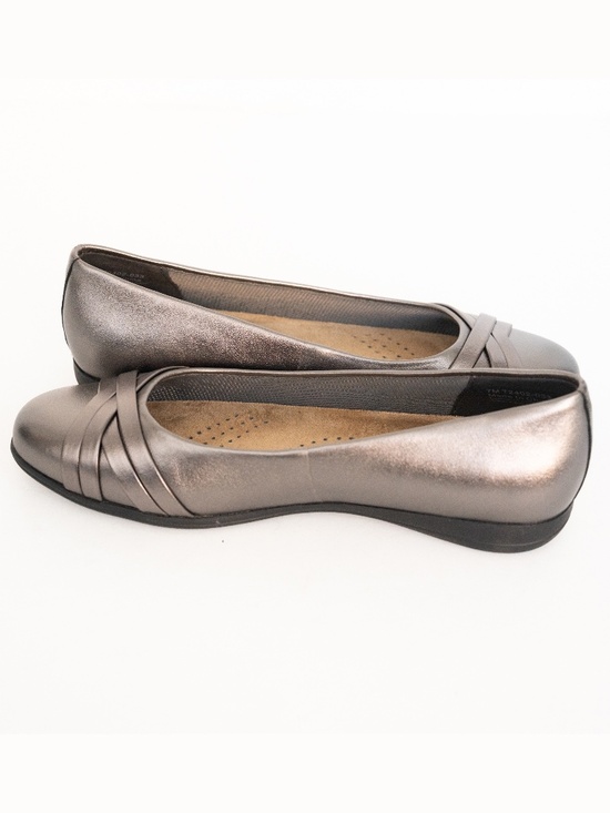 Trotters Daphne - Daphne Leather Slip-Ons - Picture 6 of 13